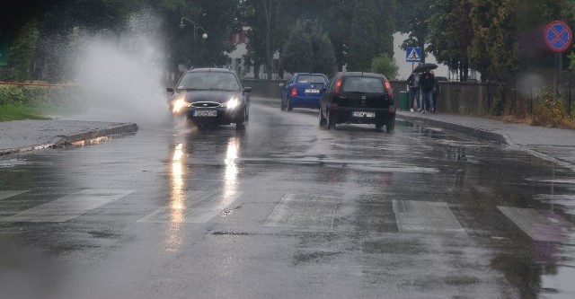O taki zimny „prysznic” nietrudno na ulicy Wiśniowej we Włoszczowie.