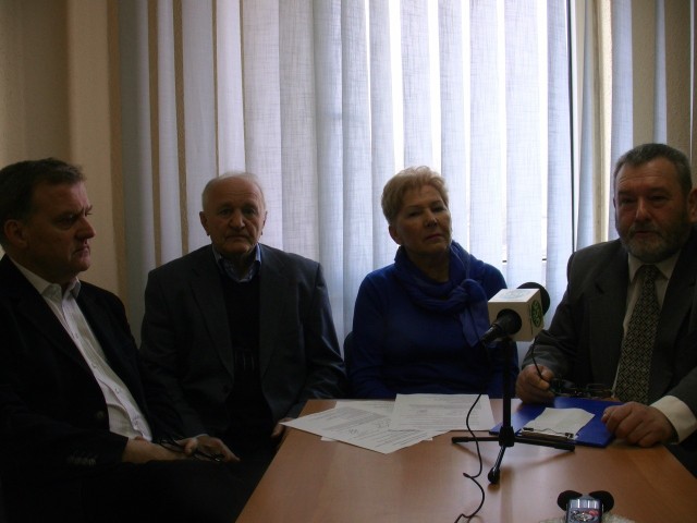 Rafał Zapadka (pierwszy z prawej) z osobami współtworzącymi komitet poparcia