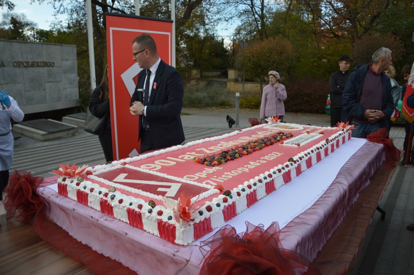 Gigantyczny tort dla opolan z okazji 90-lecia Znaku Rodła. We wtorek NBP wypuści okolicznościową monetę