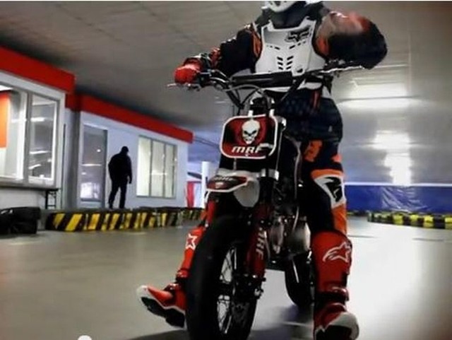 Artur Puzio i Oskar Ajtner-Gollob testowali motocykle typu pit bike z kitem supermoto.