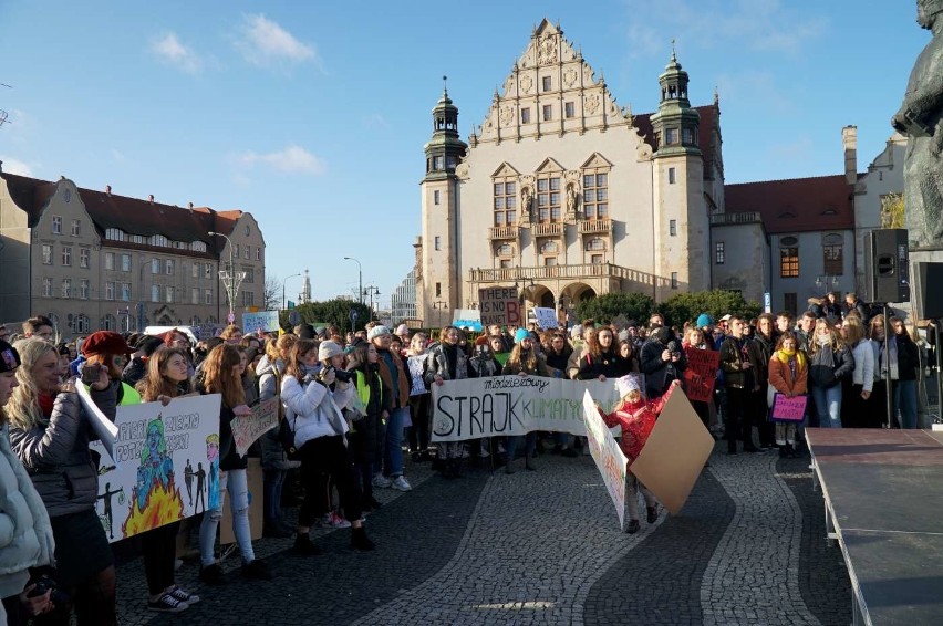 Wzorem poprzednich wydarzeń młodzi ludzie zamiast do szkoły,...