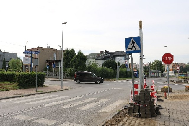 Trwa budowa świateł przy dworcu autobusowym w Piekarach Śląskich. To inwestycja oczekiwana przez mieszkańców.Zobacz kolejne zdjęcia. Przesuwaj zdjęcia w prawo - naciśnij strzałkę lub przycisk NASTĘPNE