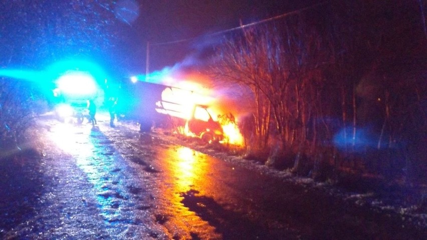 Pożar samochodu w Kielcach. Samochód się spalił, kierowca przepadł