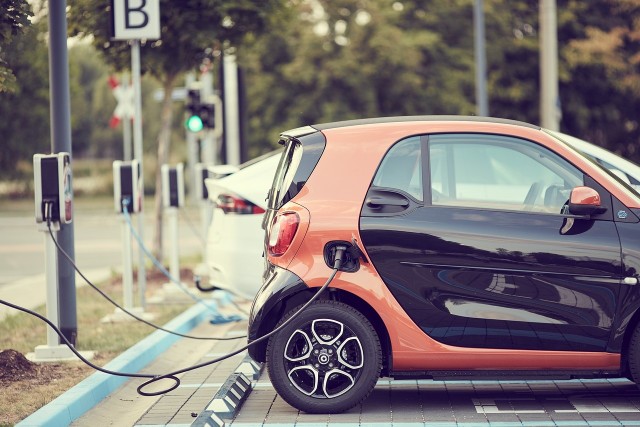 Do tej pory na wielu stacjach ładowania samochodów elektrycznych można było doładować auto za darmo . Niestety, coraz więcej stacji decyduje się wprowadzić opłaty za „tankowanie” takiego auta.