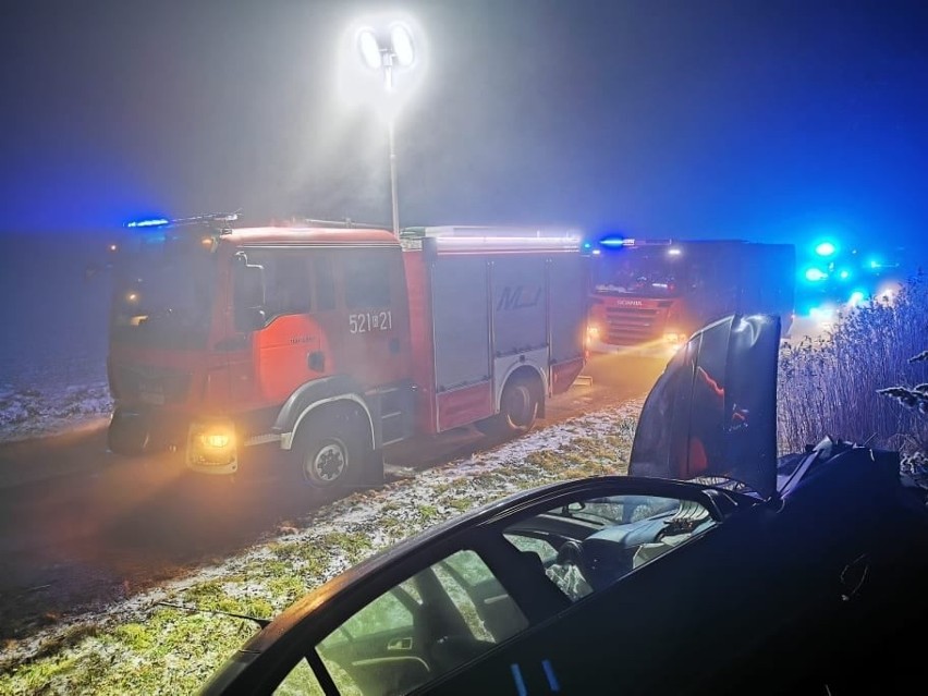 Kolejny groźny wypadek na Podkarpaciu. W Rozbórzu skoda wypadła z drogi. Reanimowano młodą kobietę! [ZDJĘCIA]