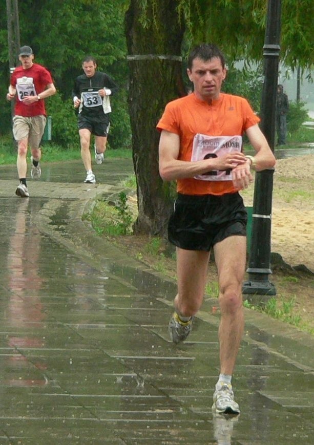 Artur Błasiński (na pierwszym planie) zwyciężył w "Radom biega nad zalewem&#8221;.