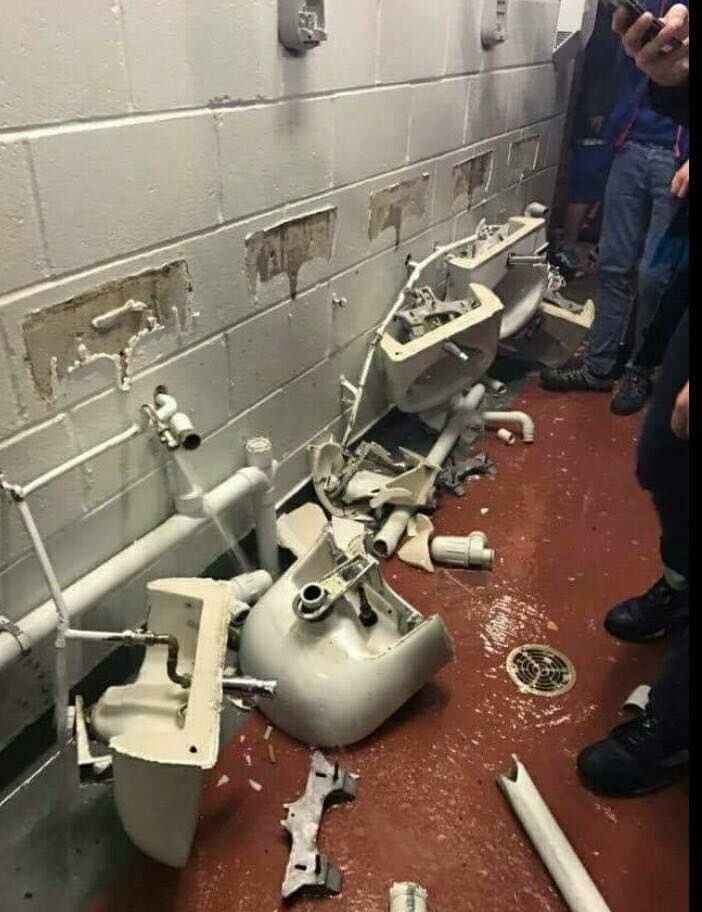 Kibice City zdemolowali toalety na Old Trafford po porażce z...