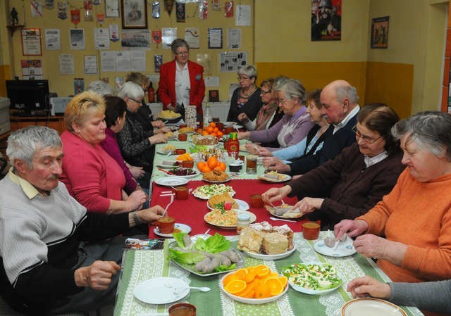 Wielkanocne śniadanie dla seniorów mogło się odbyć, między innymi, dzięki hojności Waldemara Sznajdrowskiego, szefa masarni w Niewieścinie