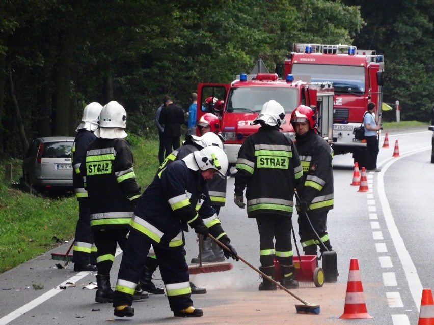 Wypadek pod Jarocinem: Dwie osoby w szpitalu