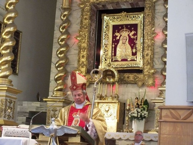 W homilii ksiądz biskup Henryk Tomasik nawiązał do koronacji osiem lat temu obrazu Matki Bożej Bolesnej w Kałkowie.