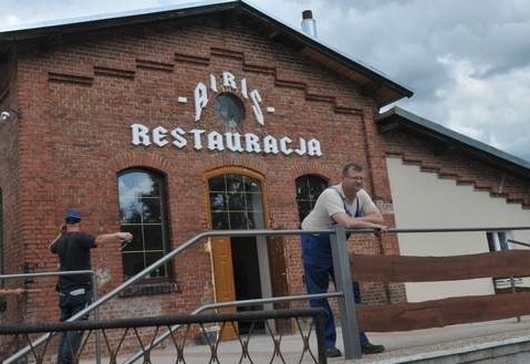 Na razie jeszcze nad wejściem do przyszłej restauracji widać nazwę, która wkrótce będzie zmieniona na "Stara Gazownia”  (fot. Krzysztof Kubasiewicz)