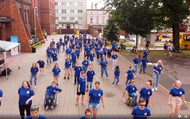 Uczniowie i nauczyciele z ośrodka im. Braille'a w Bydgoszczy wzięli udział w Jerusalema Dance Challenge. Taki jest efekt ich prób