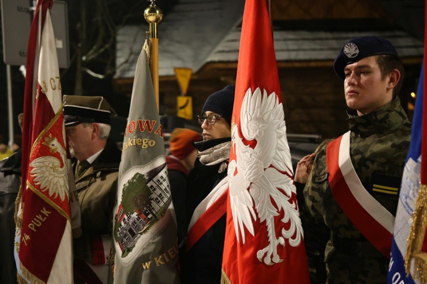 Obchody wybuchu powstania styczniowego na Białogonie w Kielcach. W blasku pochodni i rac. Zobaczcie zdjęcia 