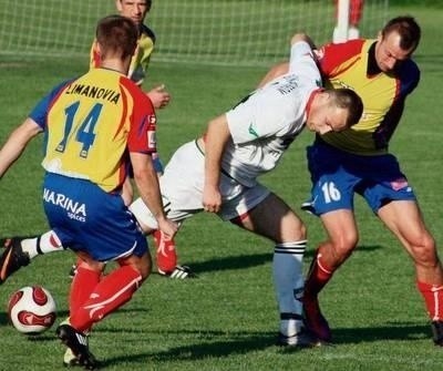 Piłkarze Przeboju (białe stroje) walczą o 5. miejsce, a Limanovii o wicemistrzostwo III ligi Fot. Artur Bogacki