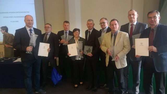 Przedstawiciele wyróżnionych miast i województw podczas środowego spotkania w siedzibie COS w Warszawie