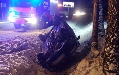 Dachowanie seicento w Leszczydole Nowinach. Uwaga, trudne warunki na drogach!