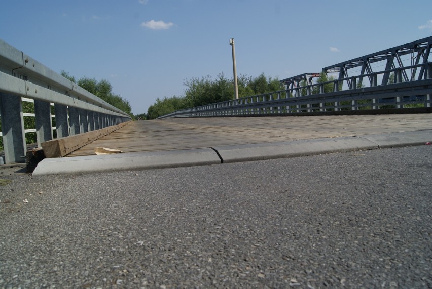 Most Bronisław to niebezpieczna pułapka. Wystające na trzy centymetry śruby i pękające linki stanowią poważny problem [ZDJĘCIA]