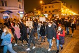 Protesty przeciwko zaostrzeniu ustawy aborcyjnej w woj. podlaskim. Głos zabierają rodzice dzieci niepełnosprawnych 