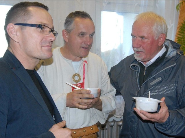 Marek Owsiany, Józef Michałek i Henryk Dąbrowiecki próbują gulaszu z jelenia podczas spotkania w Krzywem.