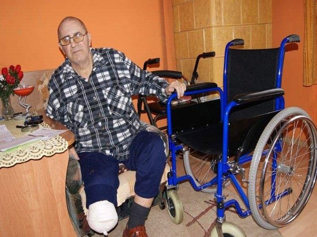 Witold Jahns na razie porusza się wózkiem inwalidzkim pożyczonym od sąsiada
