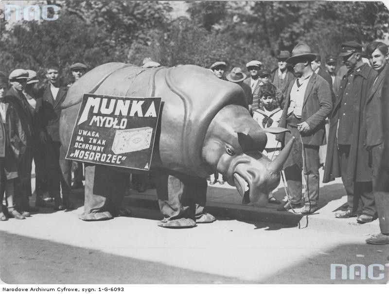 Reklama mydła "Munka" w Żywcu. Widoczna makieta nosorożca....