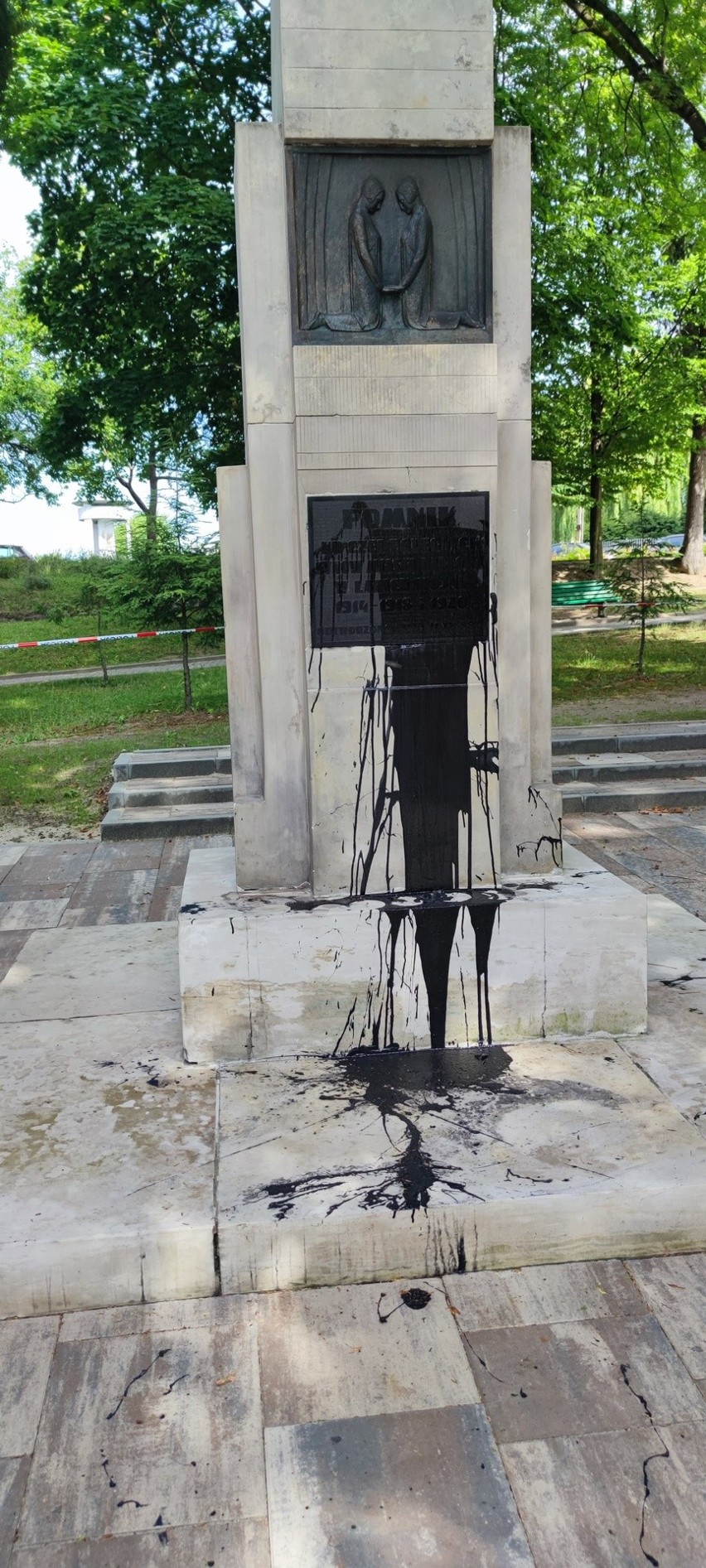 Zdewastowany pomnik znajduje się w Parku Miejskim w Dąbrowie...