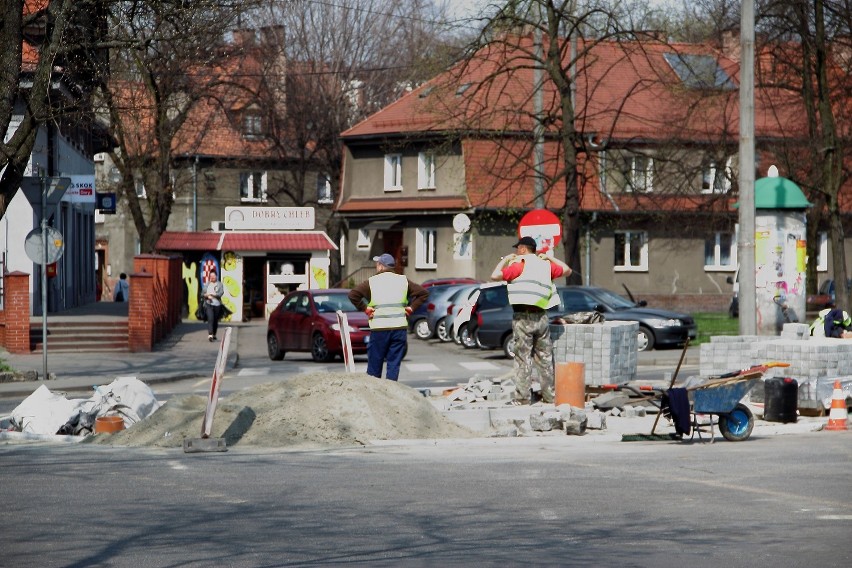 Budowa rondo w Wesołej ma zakończyć się pod koniec kwietnia