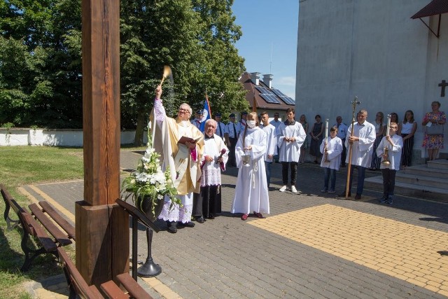 Moment poświecenia nowego krzyża przez księdza prałata Stanisława Szczerka, w asyście księdza kanonika Daniela Kobierskiego