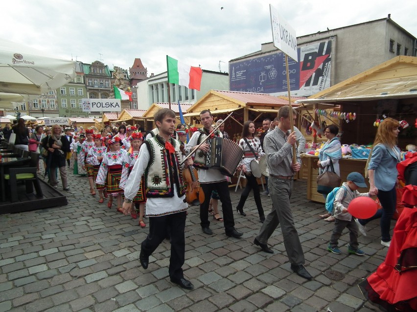 Festiwalowa parada na poznańskim Starym Rynku
