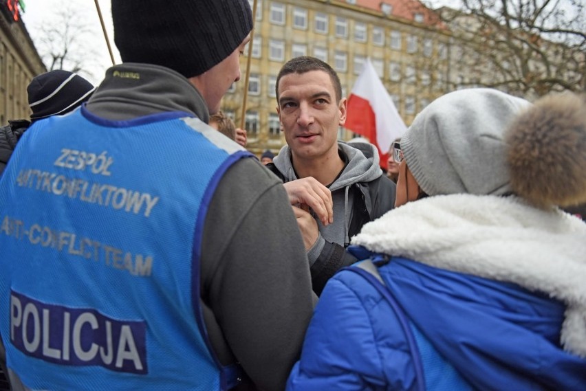 Kilkaset osób manifestowało na placu Wolności w obronie...