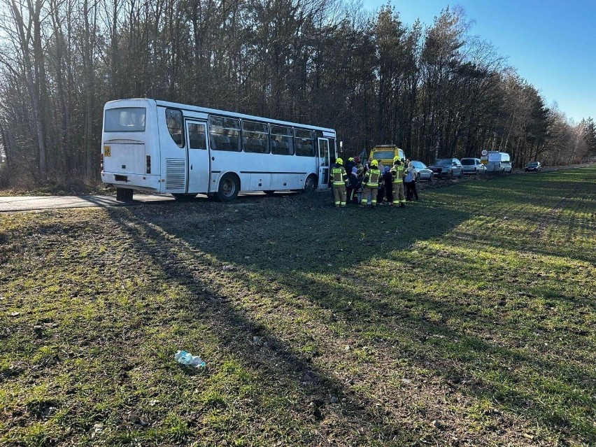 Autobusem podróżowały dzieci. Na szczęście nikomu nic się...