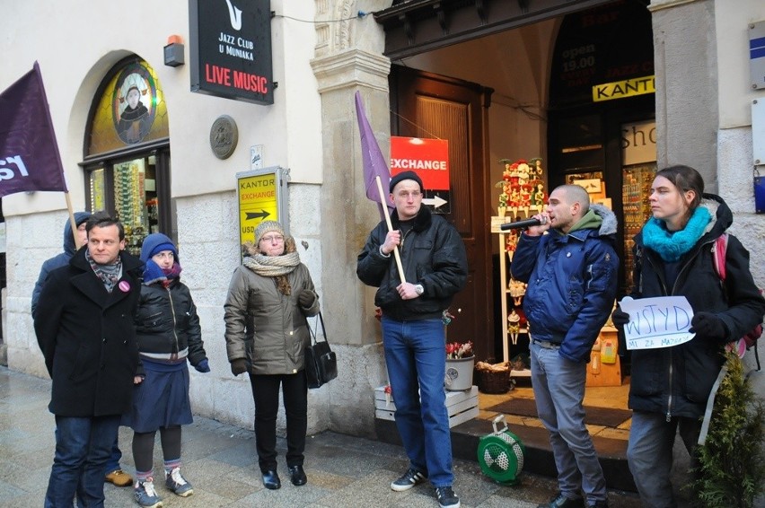 Ewa Haber (z torebką na ręku) przyszła na protest, bo po...