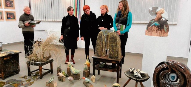 Artystki ze Stowarzyszenia „Ceramika bez granic” przy ptakach wystawionych w słomnickim muzeum