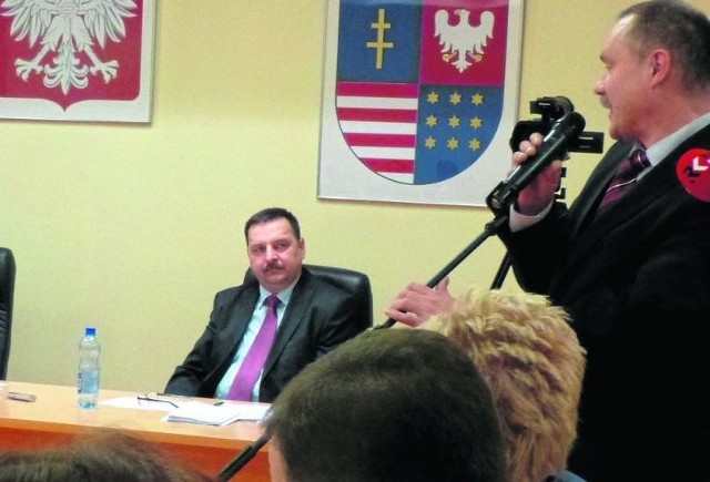 Radny Piotr Maj (stoi) pogratulował postawy radnemu Piotrowi Kopańskiemu (pierwszy z lewej), który poprosił o skontrolowanie go.
