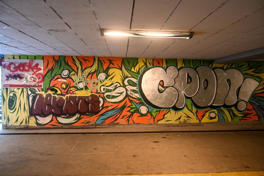 Graffiti w pieszym tunelu przy Gdańskim Uniwersytecie...