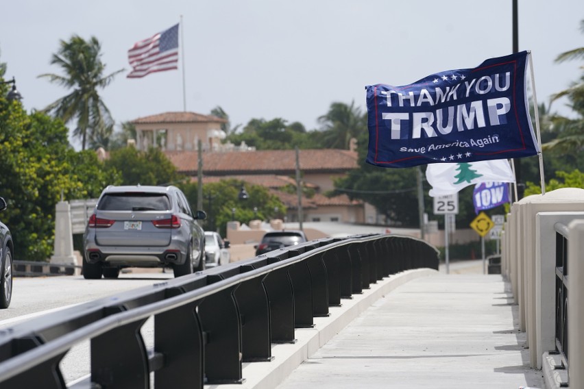 Flaga w pobliżu posiadłości Mar-a-Lago Donalda Trumpa