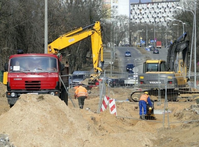 Na ulicy Malczewskiego, która miała zostać otwarta za niecałe trzy tygodnie, prowadzone są roboty ziemne przy budowie kanału.