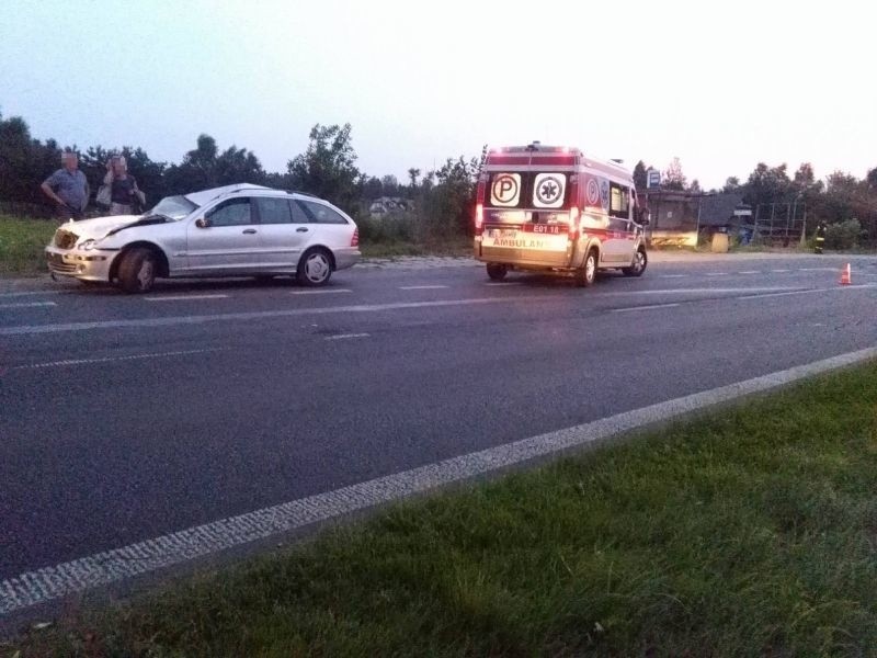 Wypadek na ul. Brzezińskiej. Mercedes zderzył się z koniem [zdjęcia]