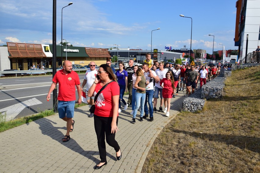 Race na rondzie Pileckiego w Kędzierzynie-Koźlu. Ponad 150 osób uczciło pamięć Powstania Warszawskiego (video, zdjęcia)