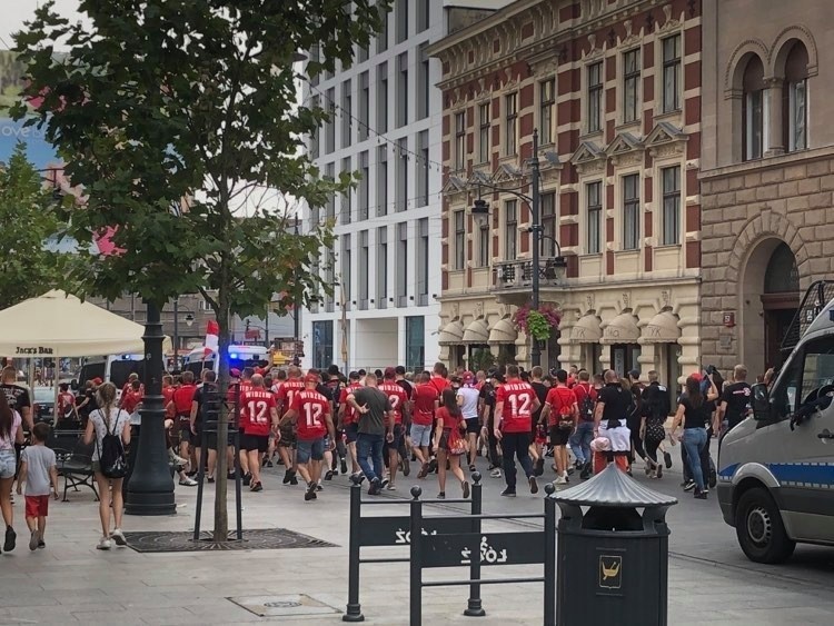 Derby Łodzi. 65. derby Łodzi. Kibice Widzewa już jadą na stadion. Maszerowali ulicą Piotrkowską ZDJĘCIA