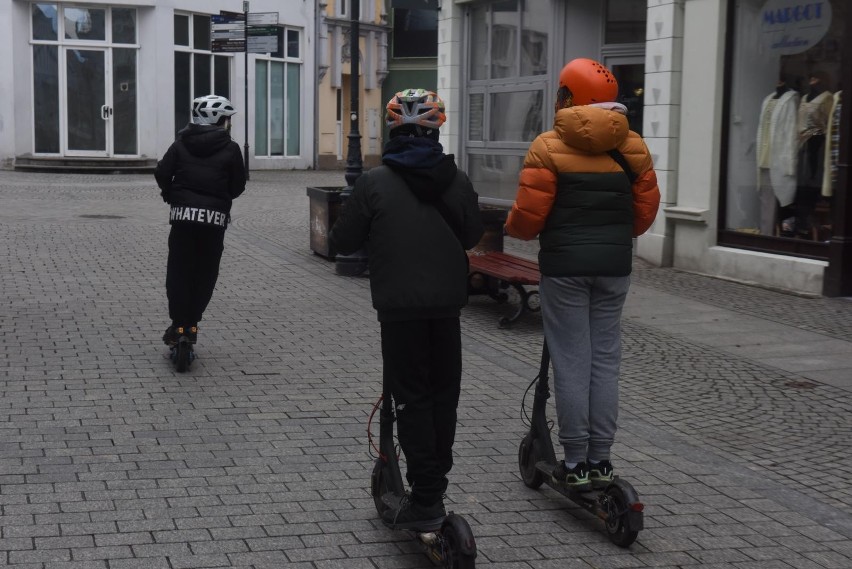 - Zdarza się, że niektóre modele hulajnóg wyprzedają się na...