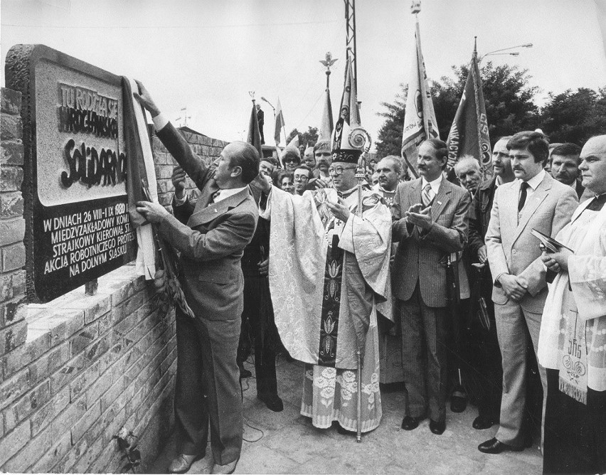 Rok 1981: Kardynał Henryk Gulbinowicz podczas odsłonięcia...