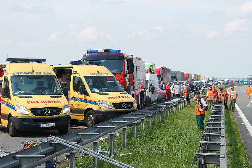 Wypadek na autostradzie A4. Siedmiu Ukraińców jadących busem...
