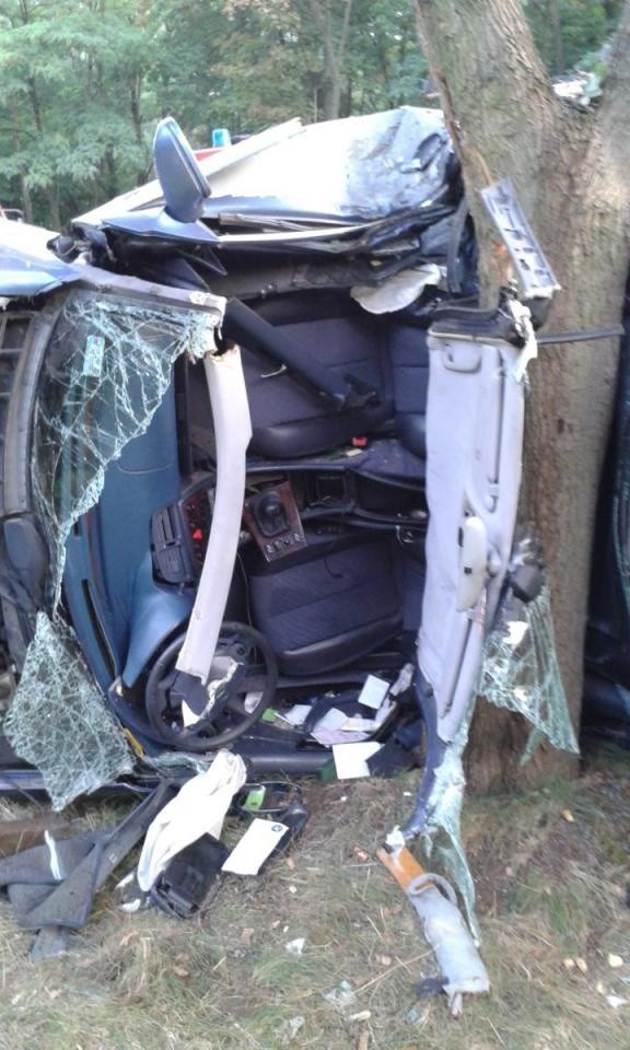 Wypadek w Sierosławiu. Auto na drzewie [ZDJĘCIA]