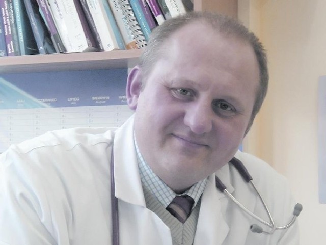 Adam Ostrowski jest starszym asystentem na oddziale onkologii klinicznej z pododdziałem dziennej chemioterapii w szpitalu wojewódzkim w Gorzowie. Jest też kierownikiem Wojewódzkiej Poradni Onkologicznej oraz Poradni Chirurgii Onkologicznej. Ma 40 lat. Żonaty, ojciec dwojga dzieci.