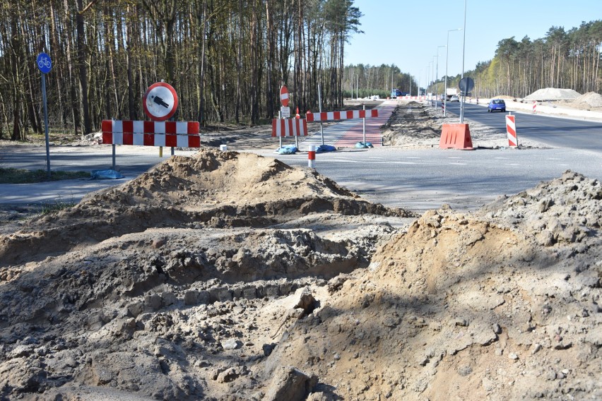 Trwa budowa ronda turbinowego w Białych Błotach, które...