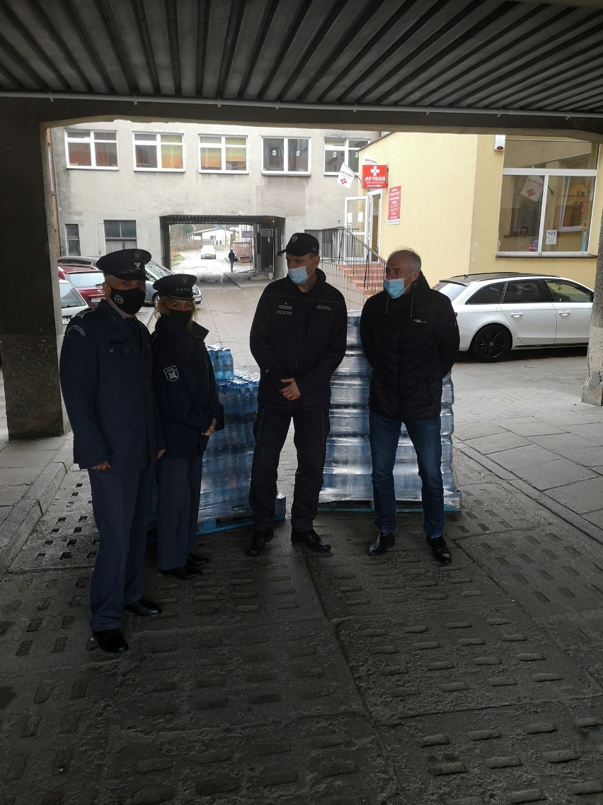 Ponad 2000 butelek z wodą pojechało z aresztu w Słupsku do szpitala w Miastku. Brawo!