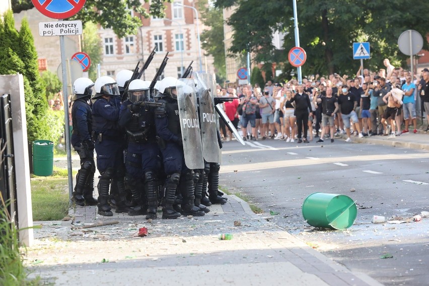 Protest pod budynkiem komisariatu policji w Lubinie...