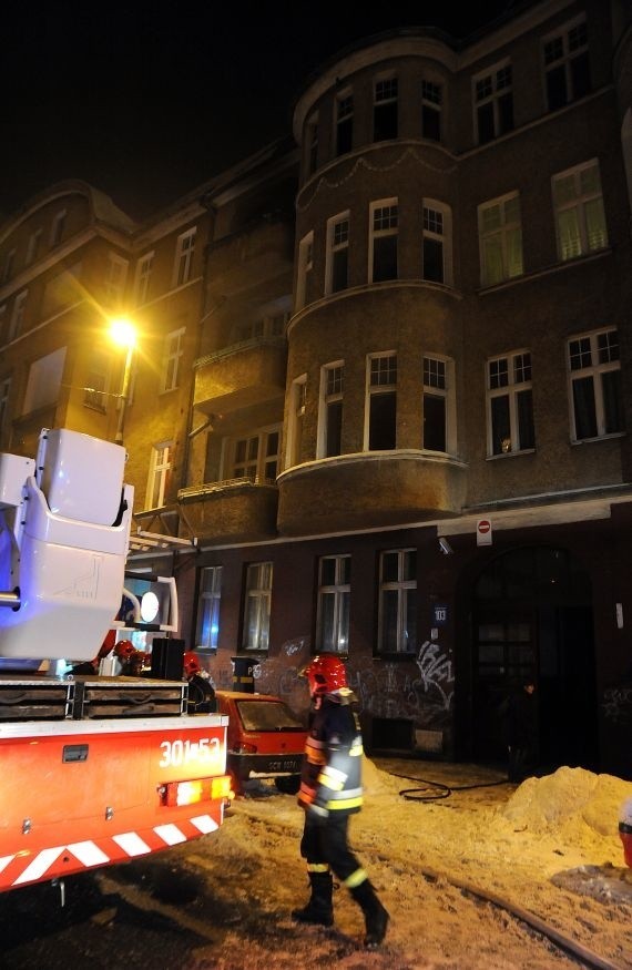 Bohaterów Warszawy: Paliło się mieszkanie, jedna osoba została ranna
