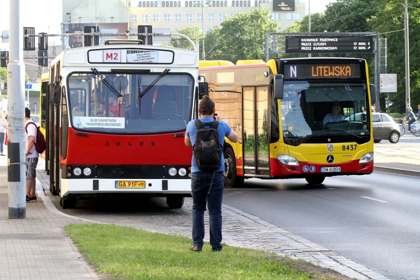 Sporo chętnych na przejazd starymi autobusami i tramwajami [ZDJĘCIA]